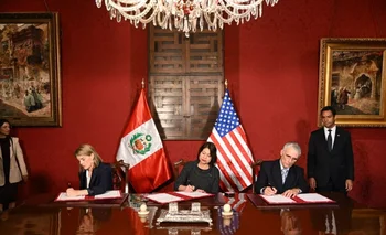 La embajadora de Estados Unidos, Lisa Kenna, y la canciller de Perú, Ana Gervasi, rubrican el Acuerdo de Interceptación Aérea No-Letal.