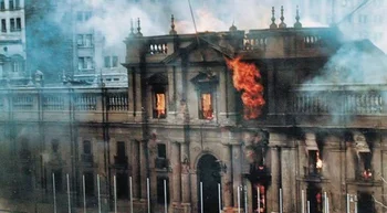 2: El Palacio de la Moneda en llamas