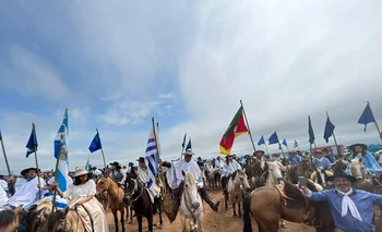 Llegada a caballo de varios militantes del Partido Nacional a la marcha