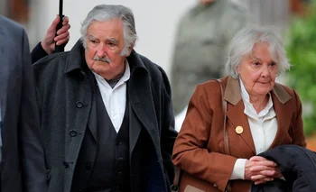 20231109 José Mujica y Lucía Topolansky antes de ingresar al acto por los 50 años del golpe de Estado en Chile