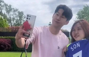 Heung-Min Son, no pudo tomarse la selfie con una fan al principio, por motivos de marcas