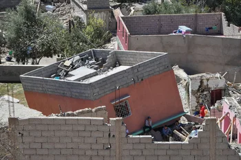 Los residentes buscan entre los escombros de una casa en la aldea de Imoulas, en la provincia de Taroudant, una de las más devastadas en Marruecos después del terremoto, el 11 de septiembre de 2023.