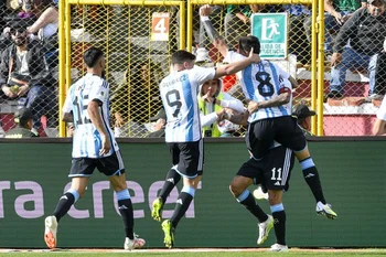 Enzo Fernández celebra con sus compañeros el 1-0 ante Bolivia