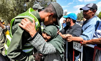 Una anciana abraza a uno de los rescatistas que continúan buscando sobrevivientes del terremoto que asoló Marruecos.