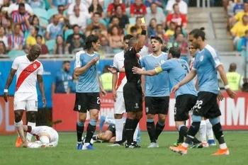 Los uruguayos le protestan a Sampaio en la Copa América 2019