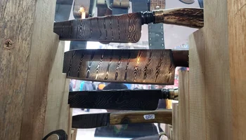 Cuchillos de acero de damasco expuestos en la Expo Prado.