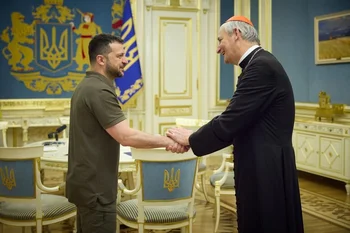 El enviado papal Matteo Zuppi saluda al presidente ucraniano Volodímir Zelensky en su anterior visita de paz a Ucrania