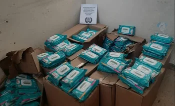 Incautación de las cajas de toallas húmedas en mal estado que un grupo quería vender en Facebook