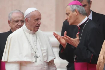 El papa Francisco con el cardenal Matteo Zuppi.