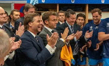 Emmaneul Macron y Luis Lacalle Pou en el vestuario de Los Teros luego del debut de los celestes ante Francia en el Mundial de Rugby