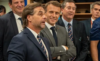 Lacalle Pou y Macron en el vestuario uruguayo