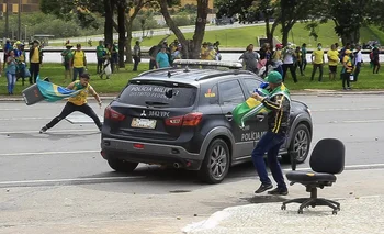 Bolsonaristas atacan un móvil policial en Brasilia el 8 de enero