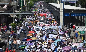 En El Salvador se realizó una masiva marcha de protesta contra la reelección del presidente Bukele y las detenciones arbitrarias