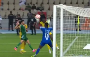 El gol de Al Taawon en la hora en la Liga de Arabia Saudita fue anulado por el VAR por una jugada insólita
