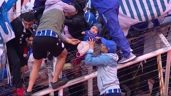 Gases lacrimógenos y piedras, y los niños en el medio, en el empate de Godoy Cruz y Belgrano 