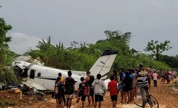 Los restos del avión Embraer EMB-110 que se estrelló al aterrizar en el aeródromo de la ciudad amazónica de Barcelos