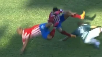André Orellana voló y le pegó una patada tremenda a dos jugadores rivales
