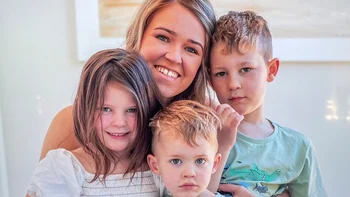 Renee Staska, de 31 años, vive en Australia con sus tres hijos -Hudson(9), Holly (8) y Austin (5)-, todos ellos aquejados de la misma enfermedad rara degenerativa