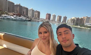 Fabricio Díaz junto a su novia en las aguas del Golfo Pérsico en Doha, Qatar