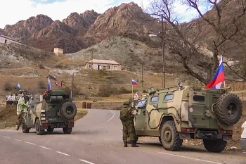 Tropas rusas en un puesto de control en la zona fronteriza entre Armenia y Azerbaiyán.