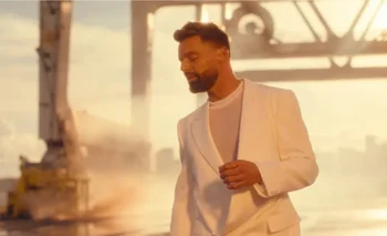 Ricky Martin con nueva versión de "Fuego de noche, nieve de día" con el mexicano Nodal