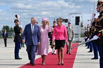 Carlos y Camilla fueron recibidos por la primera ministra francesa, Elisabeth Borne.