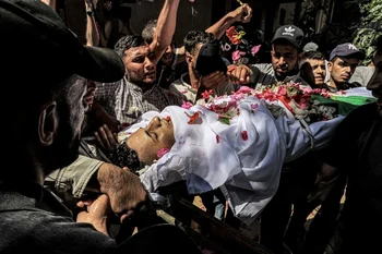 Familiares y amigos llevan el cuerpo de uno de los palestinos muertos por soldados israelíes en Cisjordania.