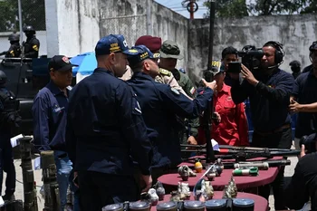 El ministro del Interior, general Ramiro Ceballos exhibe ante la prensa el armamento secuestrado en la cárcel de Tocorón.