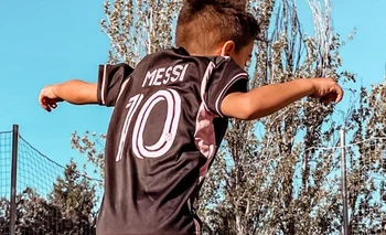 El hijo menor de José María Giménez, Luciano, entrenando con la camiseta de Inter Miami y el apellido de Messi