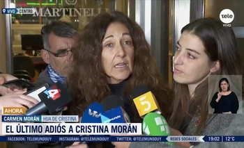 Carmen Morán y Denise Dalmás, hija y nieta de Cristina Morán, en el velatorio la artista
