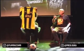 Azzaro muestra la camiseta de Peñarol