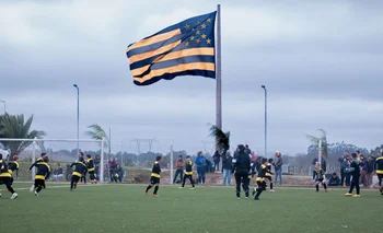 La bandera flameando en la Ciudad Deportiva