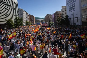 Multitud de simpatizantes durante la manifestación organizada por el PP, en la plaza de Felipe II.