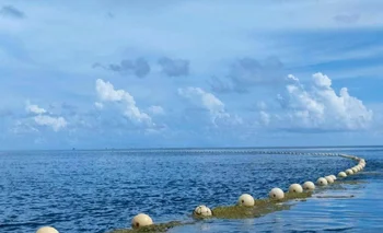 Una barrera flotante bloquea la entrada a la parte sureste de Scarborough Shoal, en el Mar de Filipinas Occidental.