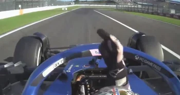 Pierre Gasly haciendo un gesto obsceno luego de que su equipo le pidiera que dejara pasar a su compañero en el Gran Premio de Japón de Fórmula 1