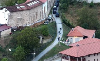 La policía kosovar evacúa residentes de las zonas que rodean el monasterio donde estaban atrincherados los hombres armados. 