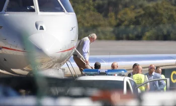 El Rey Juan Carlos I bajando del avión en Vigo.