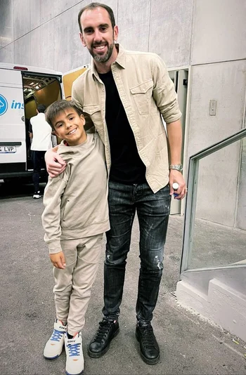 Diego Godín está en Madrid y se tomó una foto con Luciano Giméiez, el hijo menor de José María Giménez