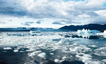 La capa de hielo marino se derrite durante el verano y se vuelve a formar en el invierno, la estación que está actualmente terminando en el hemisferio sur.