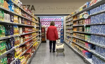 La actividad económica cayó en julio 1,3% y el consumo en supermercados 2,5% en la interanual