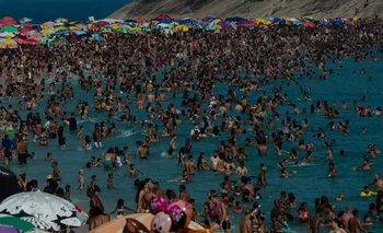 Bañistas en playa de Río de Janeiro el domingo 24 de setiembre.