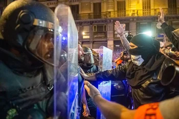 Los Mossos d´ Esquadra intervienen contra los manifestantes independentistas en Barcelona.
