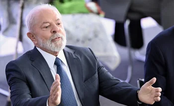 Lula reveló el lunes que comenzó a sentir los dolores en la cabeza del fémur derecho en agosto del año pasado.
