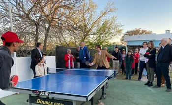 Lacalle Pou jugó al ping pong en la inauguración del centro