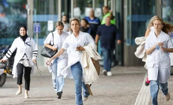 Personal médico evacúa el hospital universitario Erasmus, donde el pistolero que había asesinado a una mujer y su hija mató a un profesor de la institución