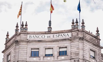 Según los datos actualizados este viernes por el Banco de España, la deuda pública española ha tenido un incremento del 6,3 % en el primer semestre en términos interanuales.