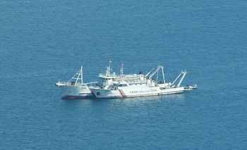 Guardacostas chinos recorren la zona marítima en disputa con Filipinas.