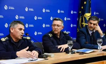 De izquierda a derecha: Juan Rodríguez Reina (director de Investigaciones), el director de la Policía Nacional, José Manuel Azambuya; y el director general de Secretaría, Nicolás Martinelli