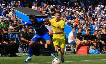 Damián Suárez (azul) durante el partido de este sábado entre Getafe y Villarreal