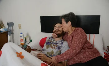 Marcelo y Etelvina, su mamá en el cuarto donde descansa su hijo. 